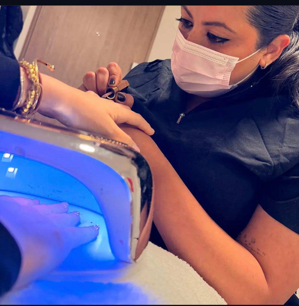 Manicurista profesional de Glowli Studio con kit desechable